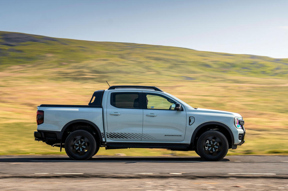 Ford Ranger PHEV review 2025 02 side panning