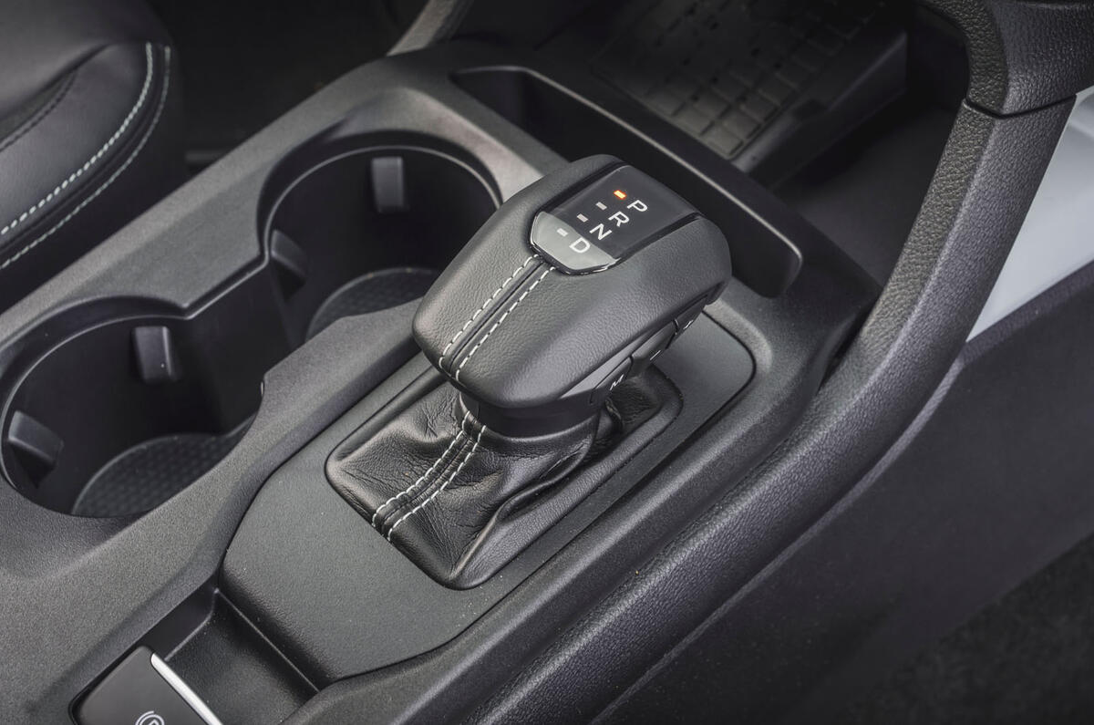 Ford Ranger PHEV review 2025 34 gear lever