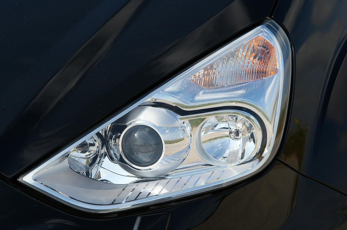 The headlights feature Ford's usual trapezoidal design; they're effective too Ford S-Max xenon headlights