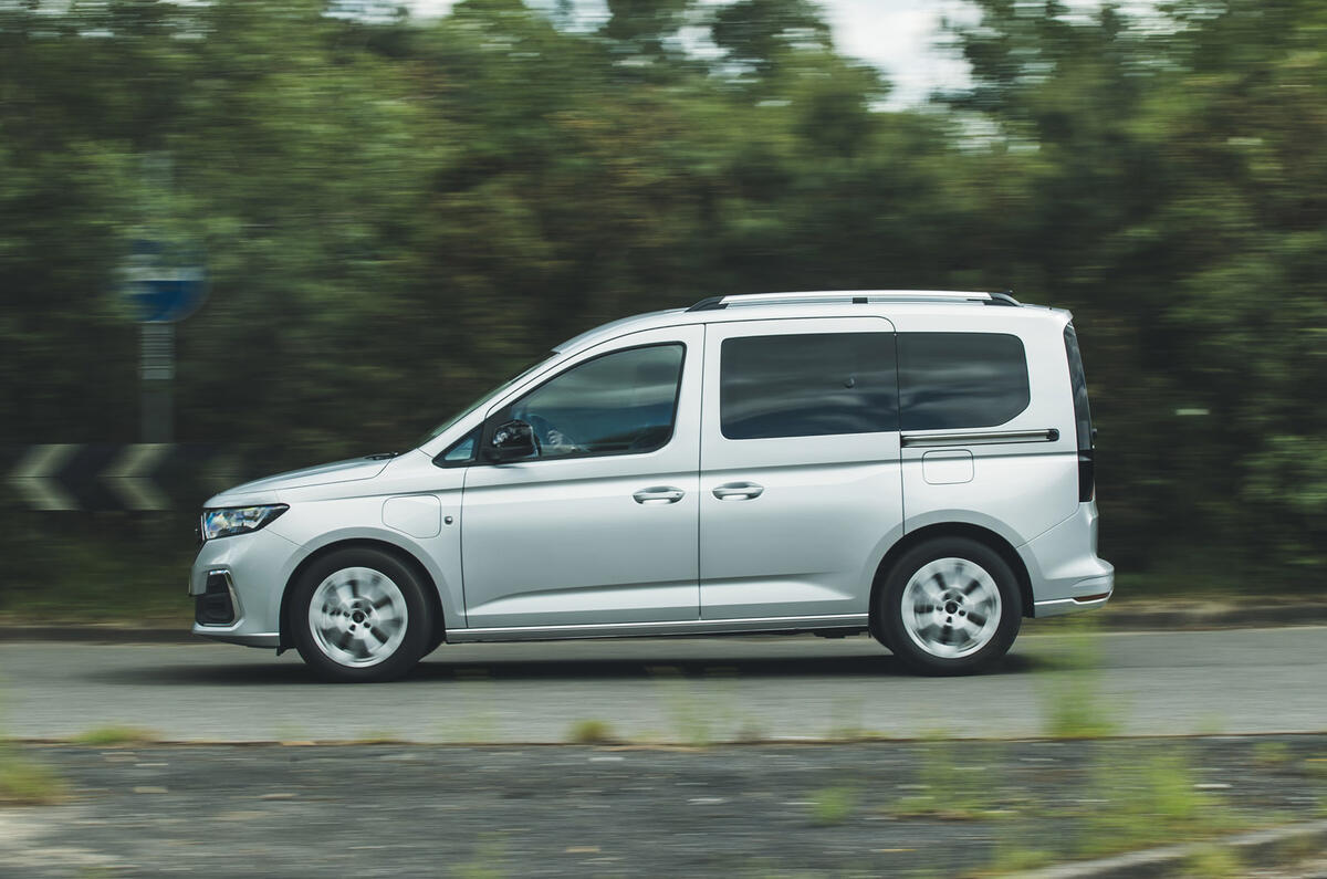 Ford Tourneo Connect - compte rendu 2025 002 panoramique latéral