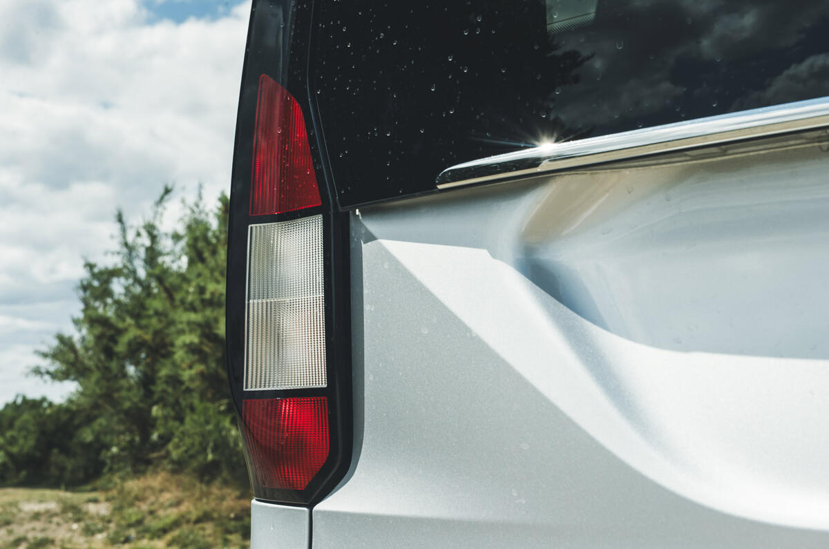 Ford Tourneo Connect : essai 2025 009 feu arrière