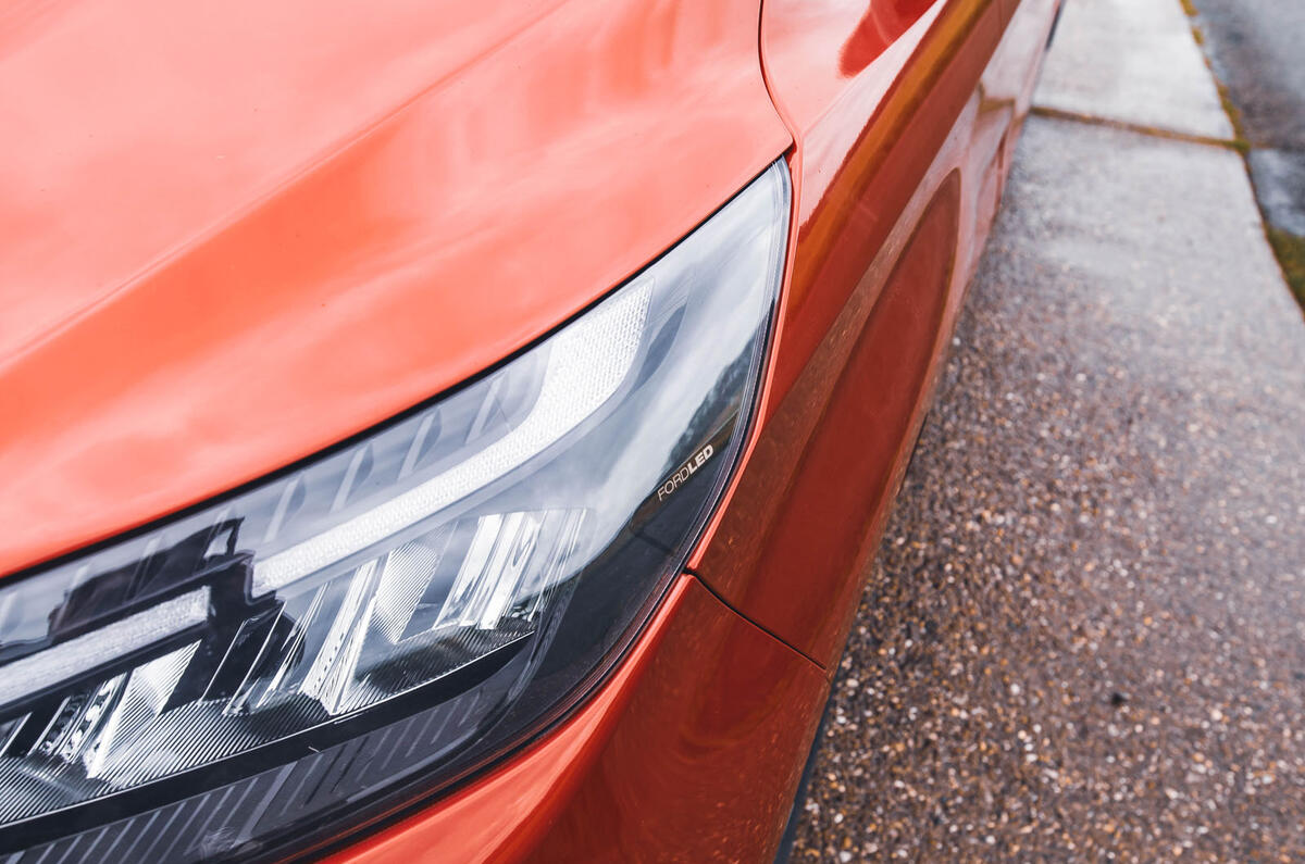 ford transit custon review 2024 04 headlight