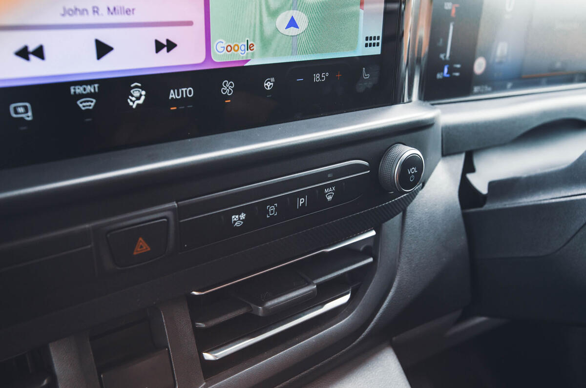 ford transit custon review 2024 17 buttons