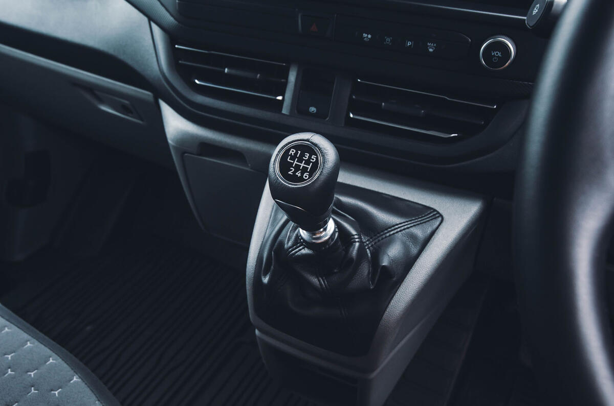 ford transit custon review 2024 18 gearstick