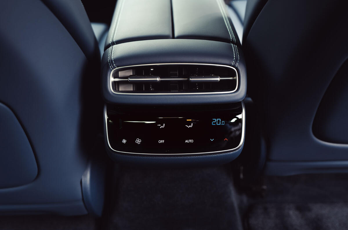 Genesis Electrified G80 : essai 016 commandes de chauffage, ventilation et climatisation à l'arrière