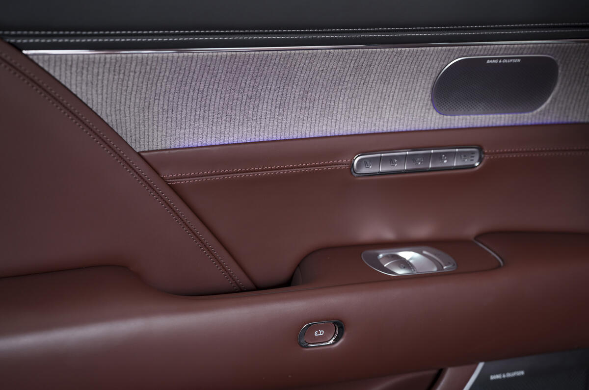Genesis G90 arm rest Genesis G90 arm rest