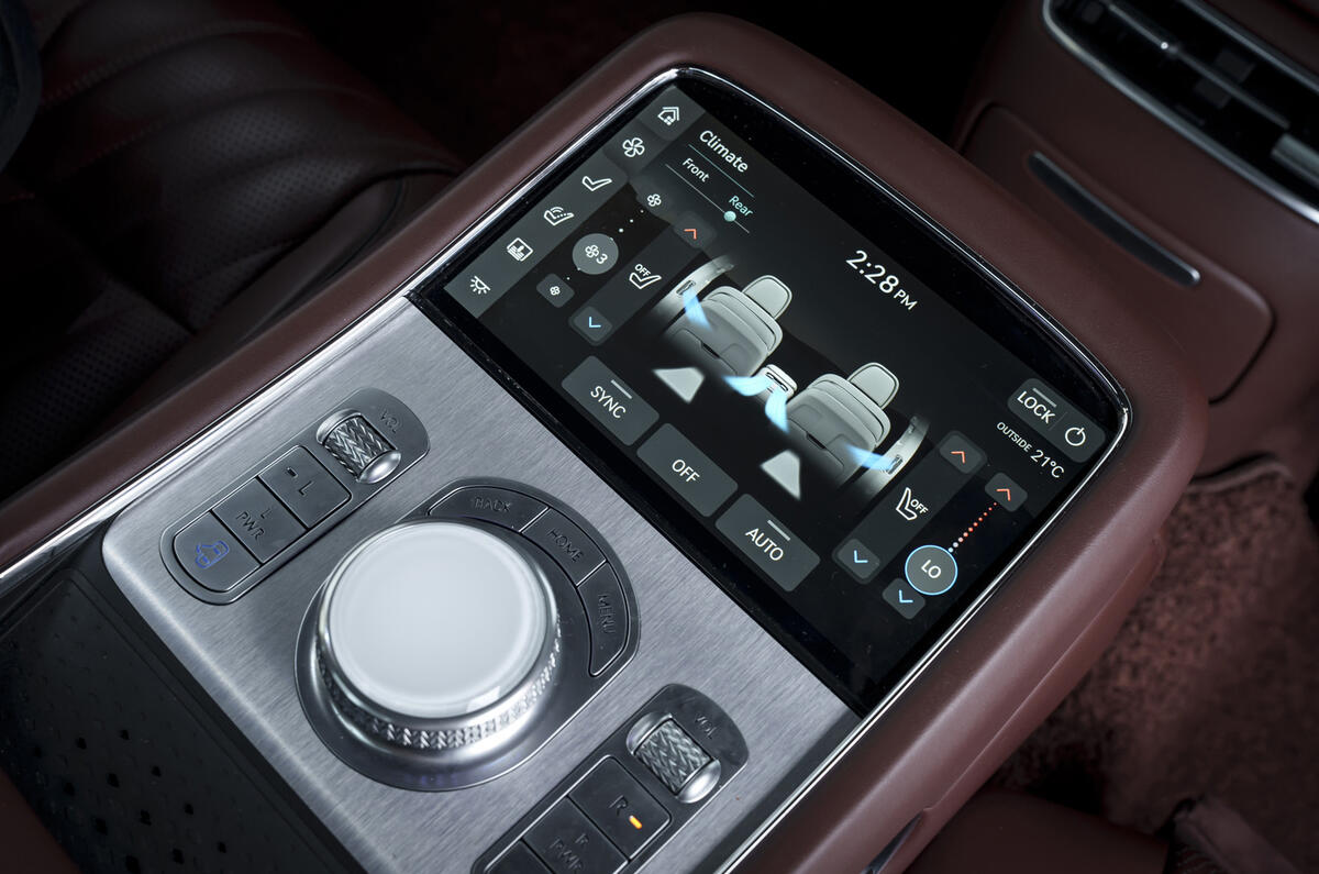 Genesis G90 centre console screen Genesis G90 centre console screen