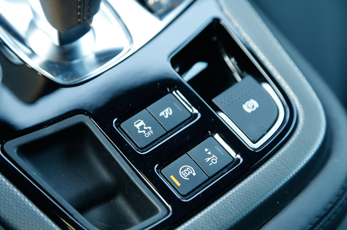 Comparison: Porsche Cayman GTS versus Jaguar F-type coupe Comparison: Porsche Cayman GTS versus Jaguar F-type coupe