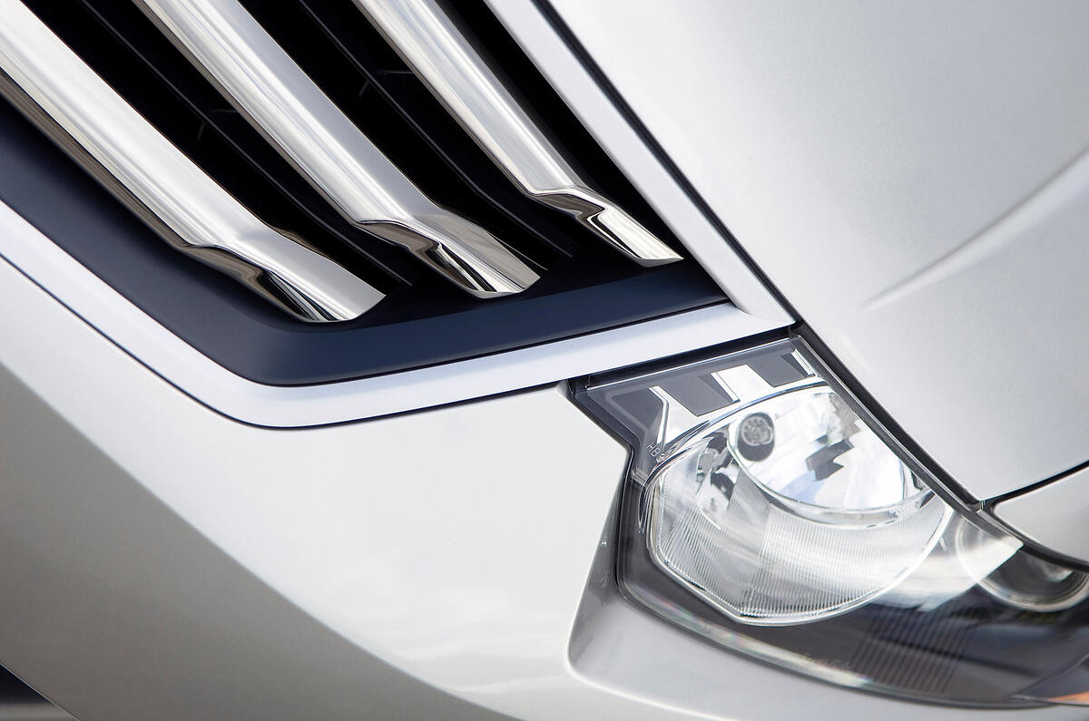 Multi-slat grille is a clear tilt at Mercedes C-class. It’s less simple and elegant than the very clean style  of its predecessor. Honda Accord front grille