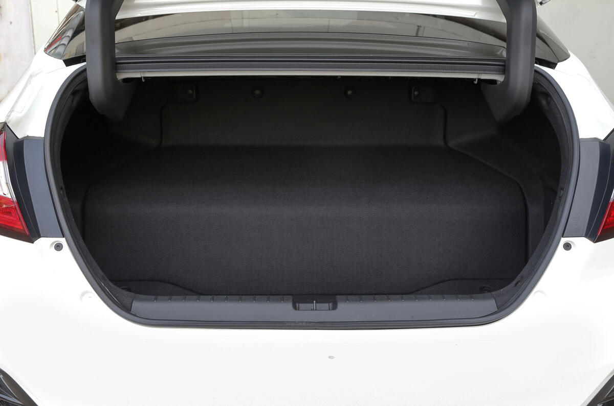Honda Clarity FCV boot space
