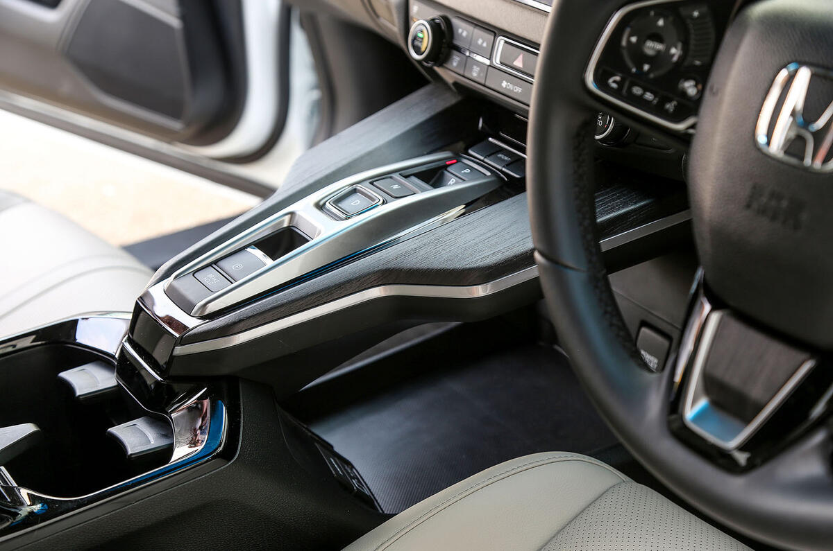 Honda Clarity FCV transmission tunnel