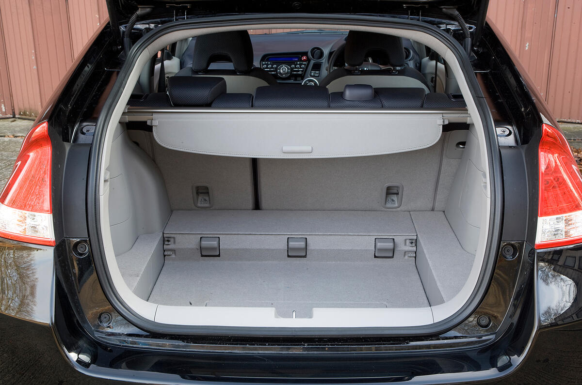 Boot is the same size as that of the Prius; battery pack lives beneath the floor Honda Insight boot space