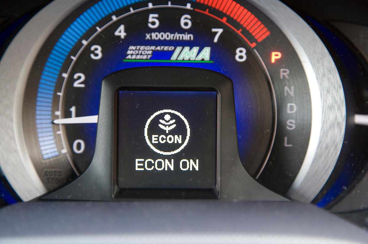 Tree graphic rates the eco efficiency of your last journey and driving history to date. Honda Insight rev counter