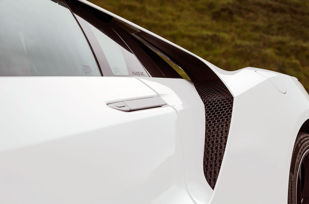 Honda NSX floating buttress