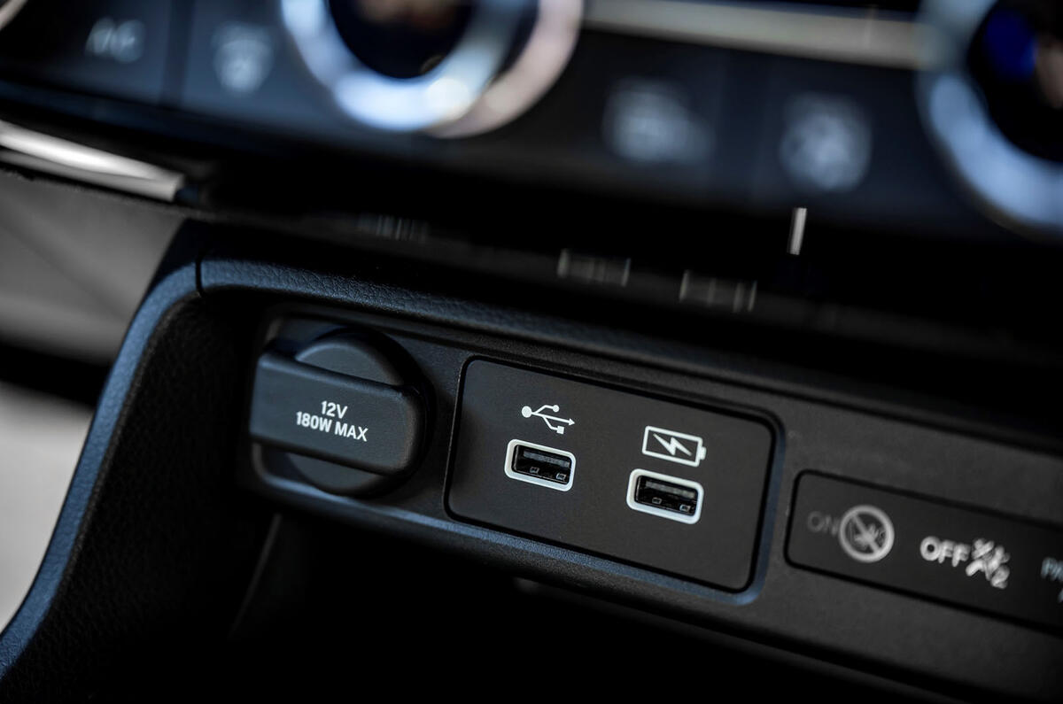 Honda Civic e HEV 2025 Review usb socket 489 Honda Civic e HEV 2025 Review usb socket 489