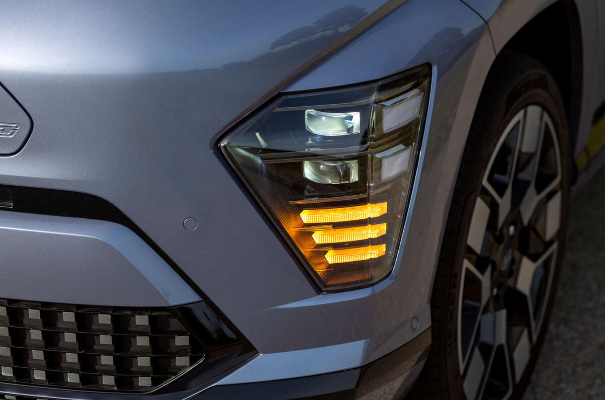 hyunda kona electric review 2023 006 lights