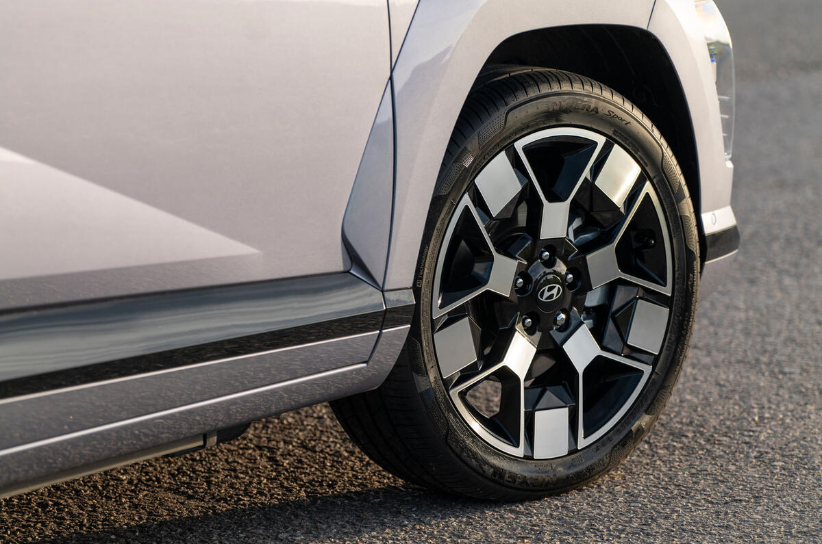 hyunda kona electric review 2023 007 wheel