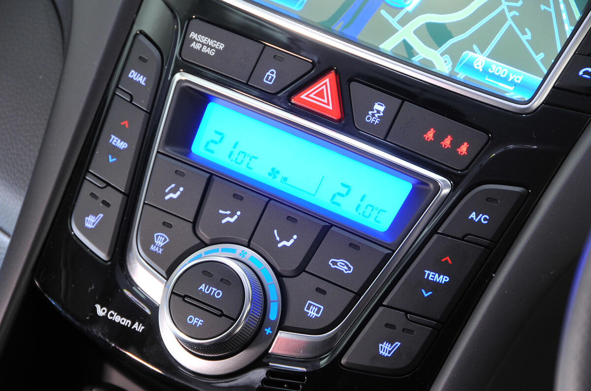 Hyundai i30 Turbo climate controls