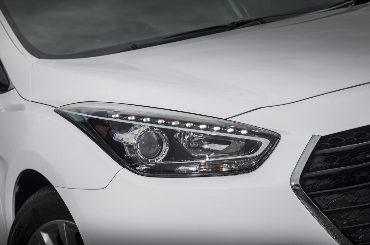 Hyundai i40 headlights