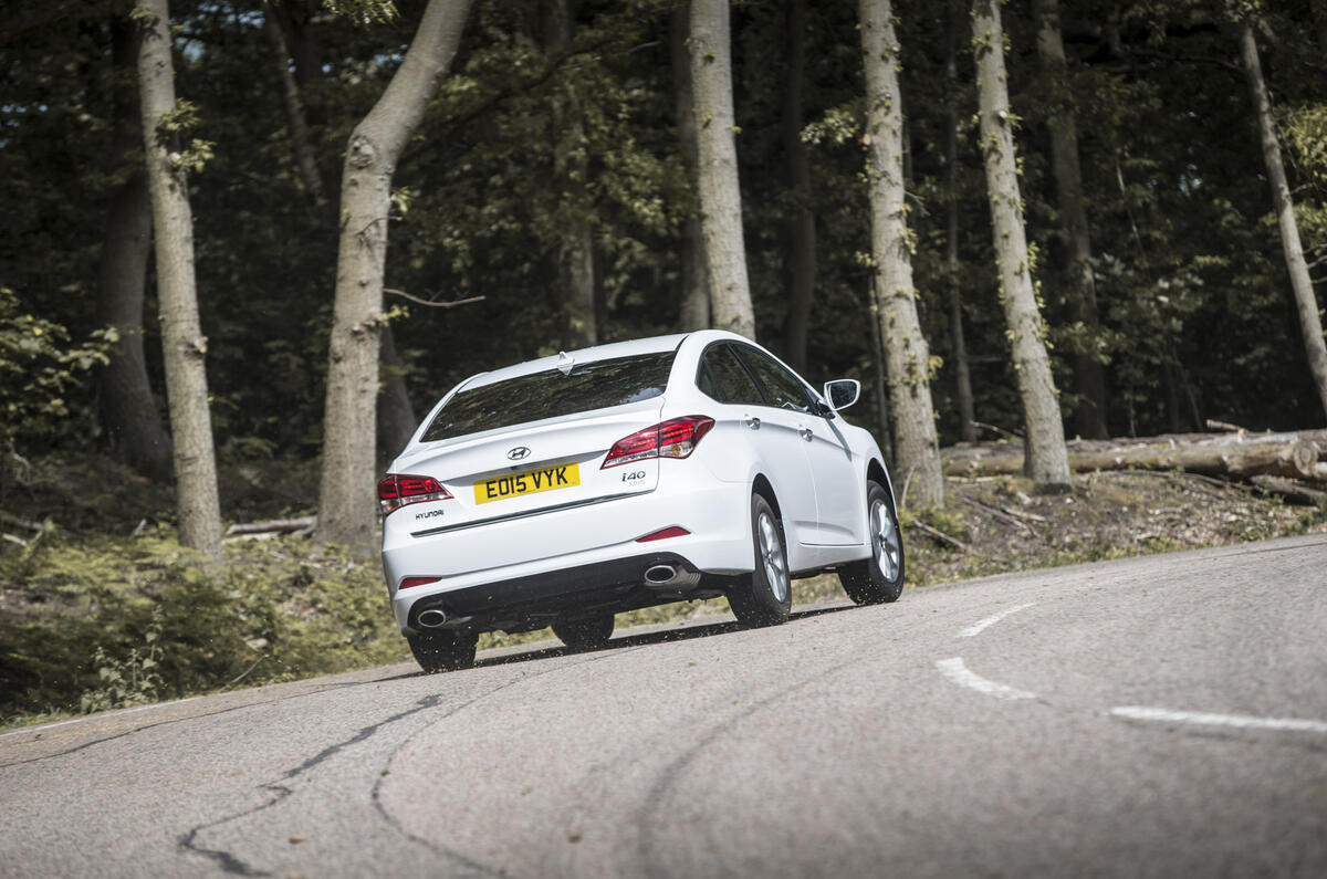 Hyundai i40 rear cornering
