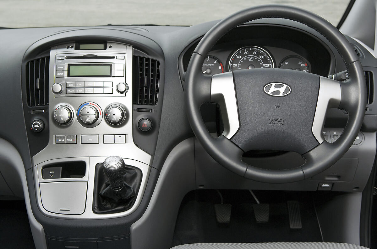 Hyundai i800 dashboard