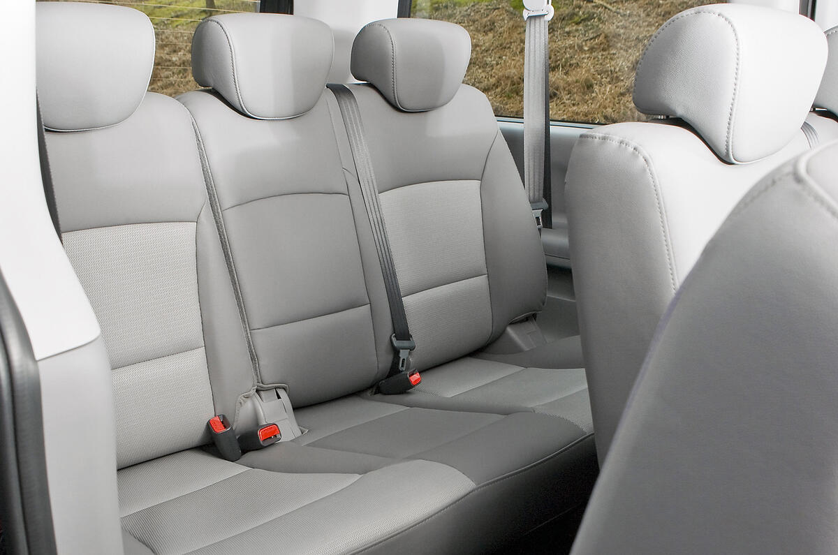 Hyundai i800 third row seats