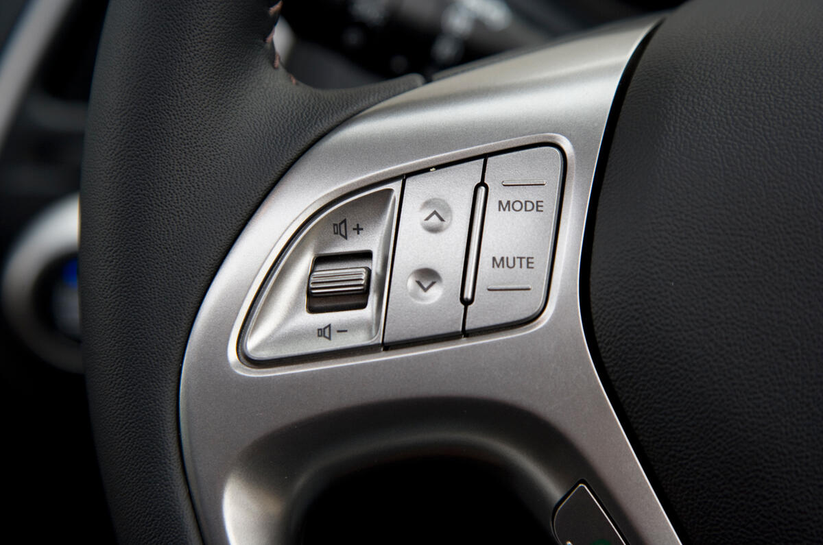 Hyundai ix35 steering wheel controls