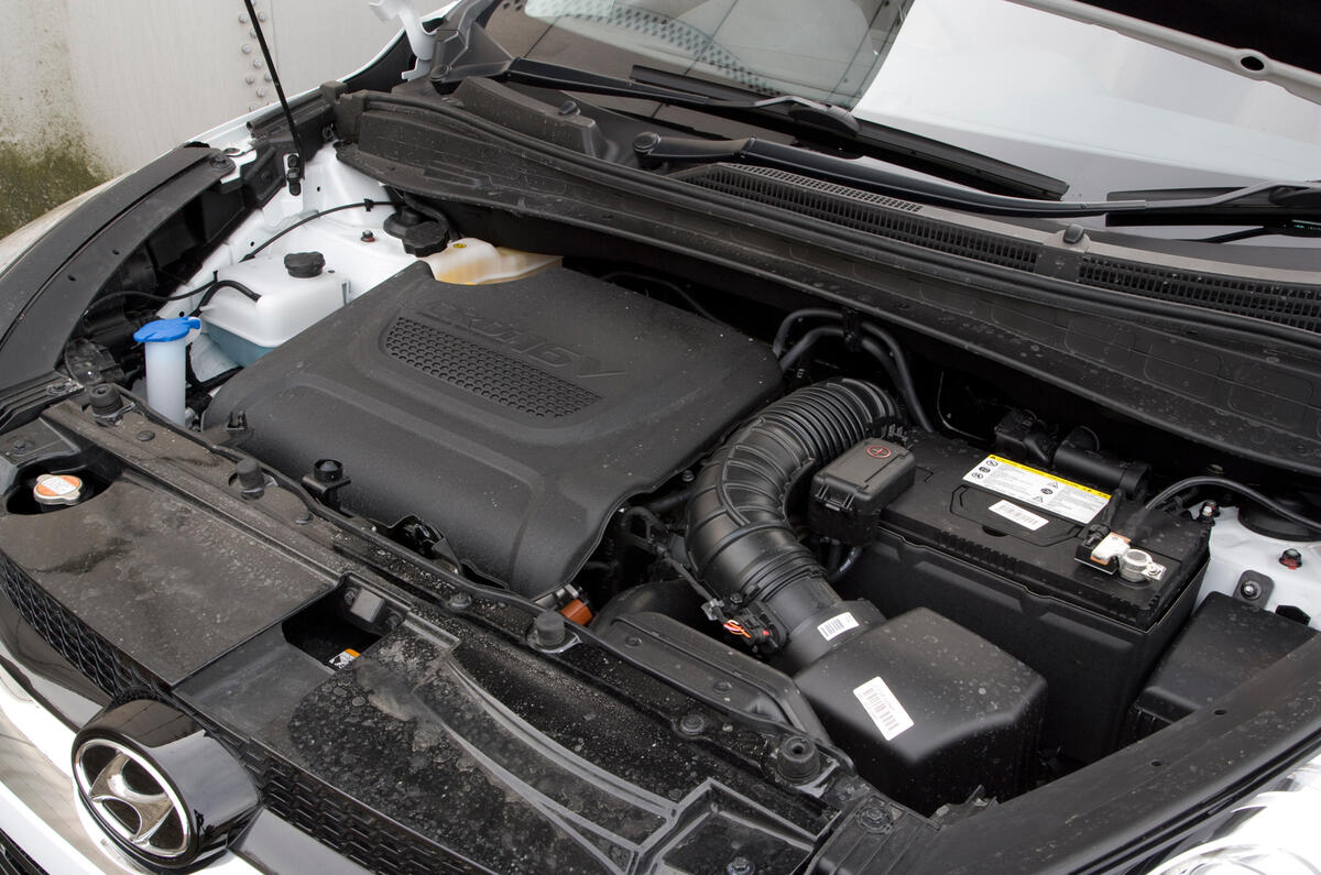 Hyundai ix35 diesel engine bay
