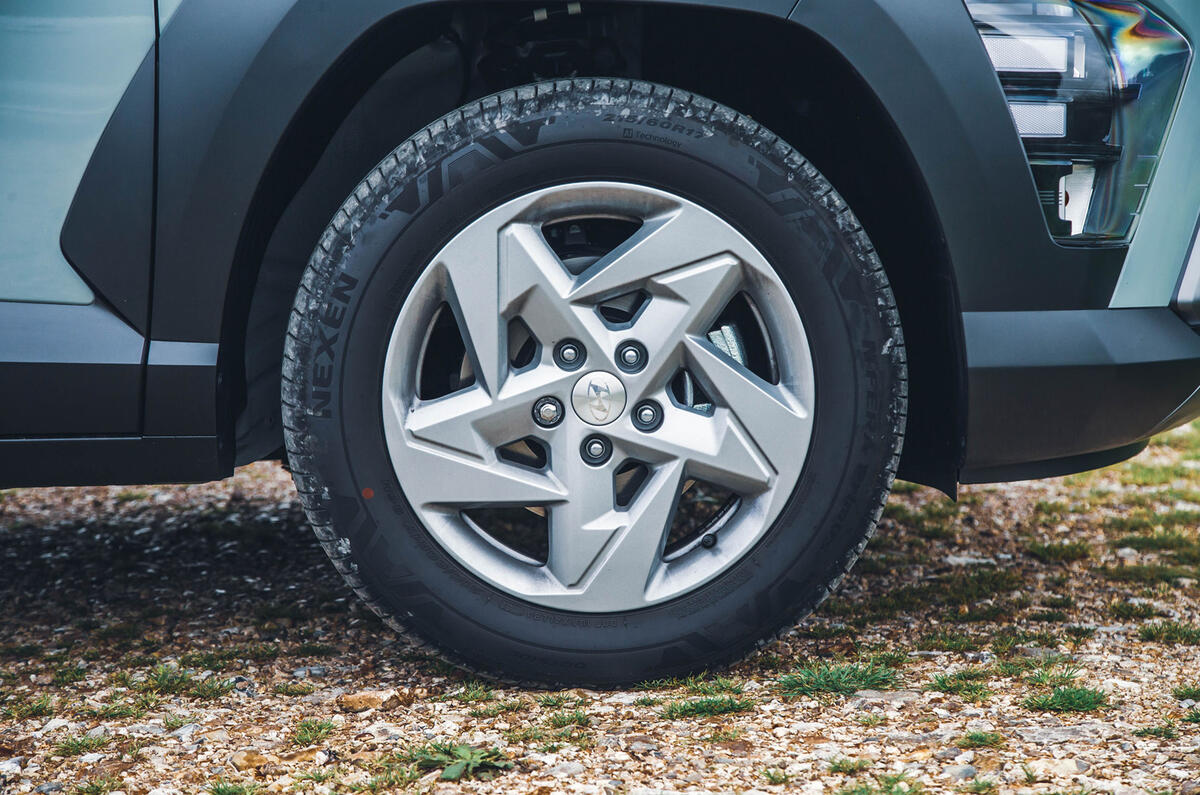 hyundai kona review 2023 08 wheel