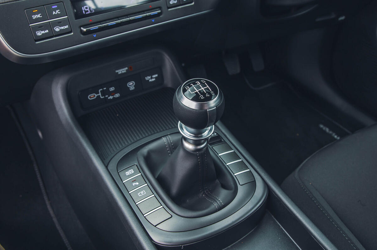 hyundai kona review 2023 17 gearstick
