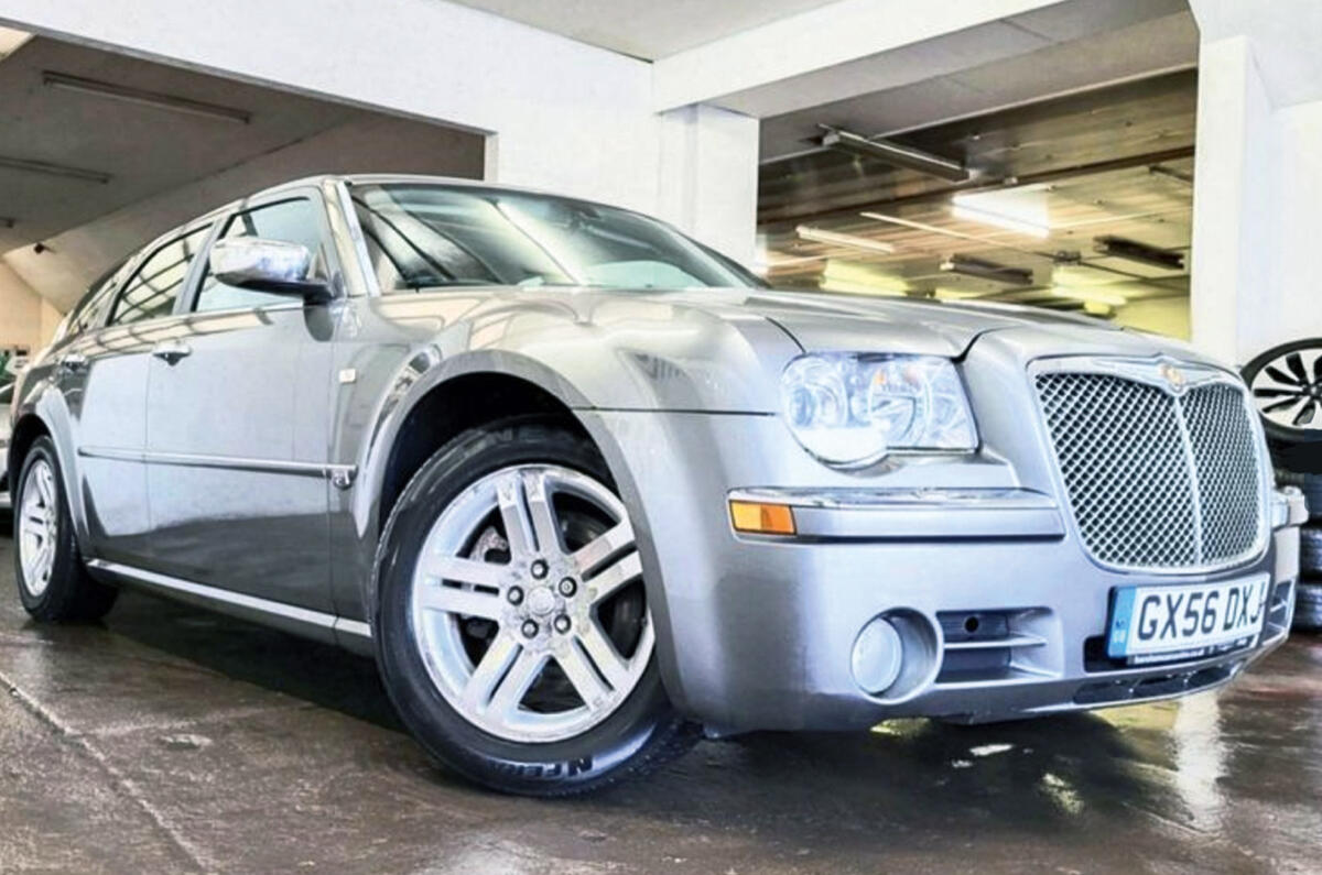 02 chysyler 300c srt front quarter