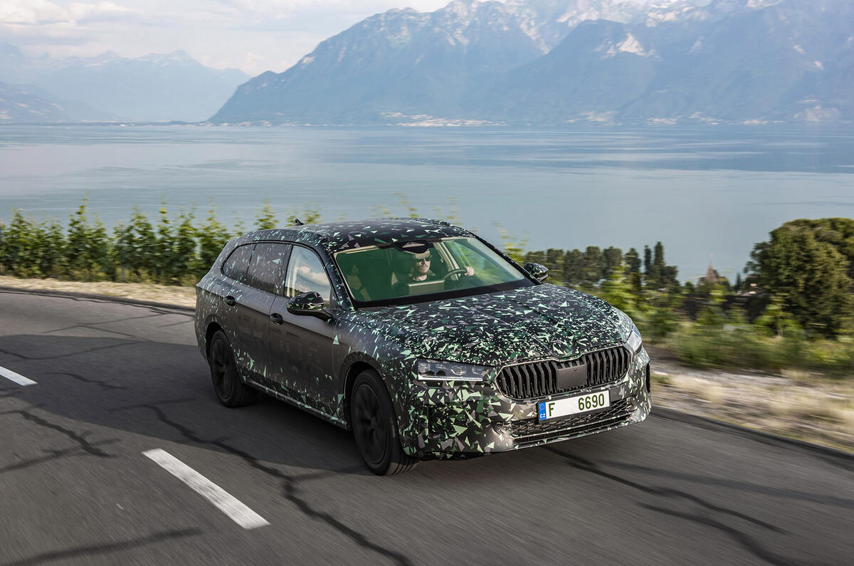 05 Skoda Superb estate prototype FD 2023 corner with a view 05 Skoda Superb estate prototype FD 2023 corner with a view