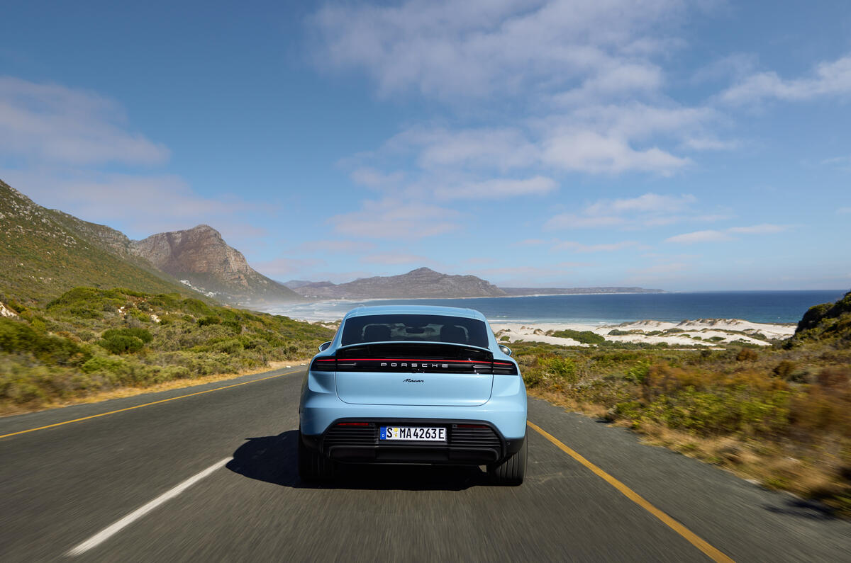 06 Porsche Macan Electric