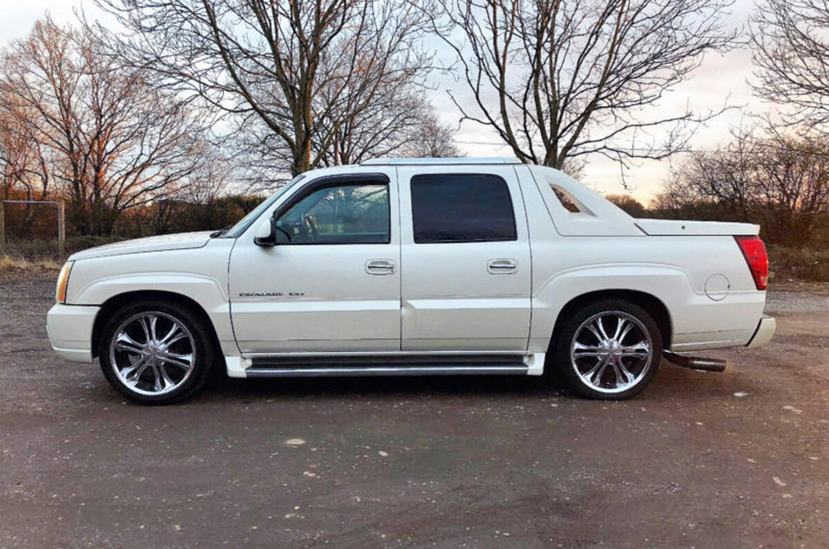 Cadillac Escalade EXT - stationary side