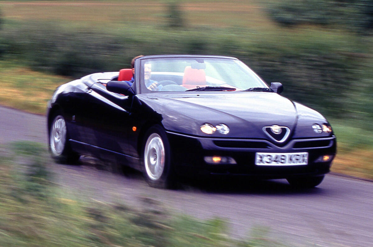 Alfa Romeo Spider V6 - hero front
