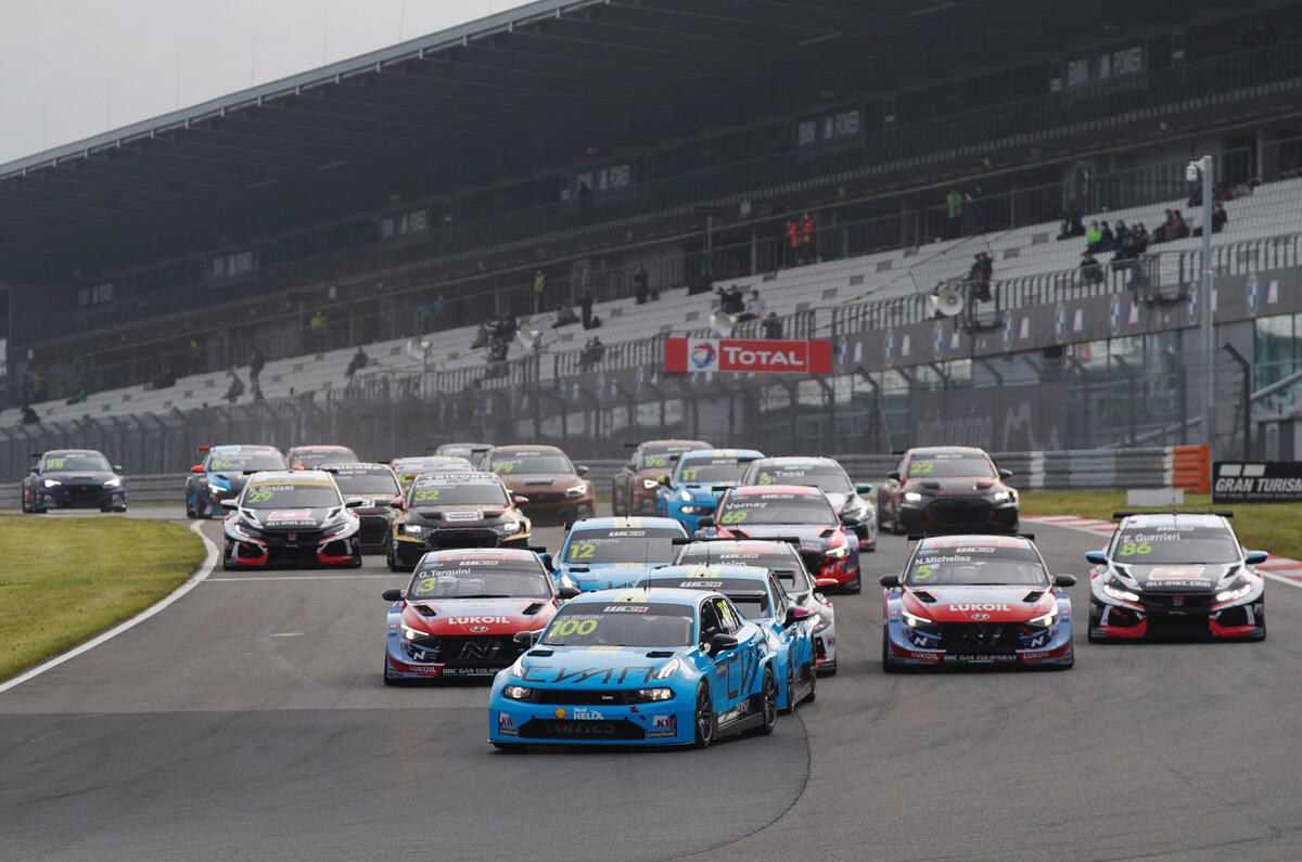 100 01 Yvan Muller leads Race 1 100 01 Yvan Muller leads Race 1