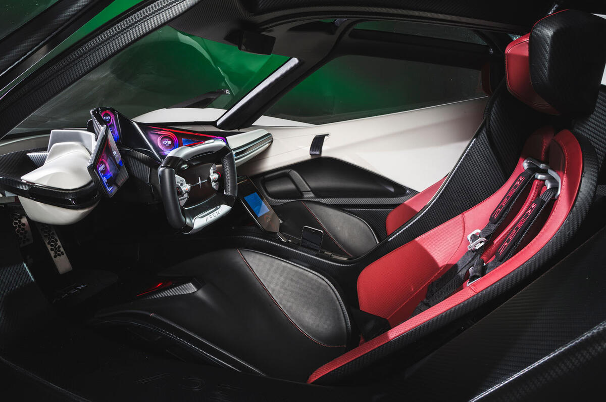 Apex AP-0 - interior