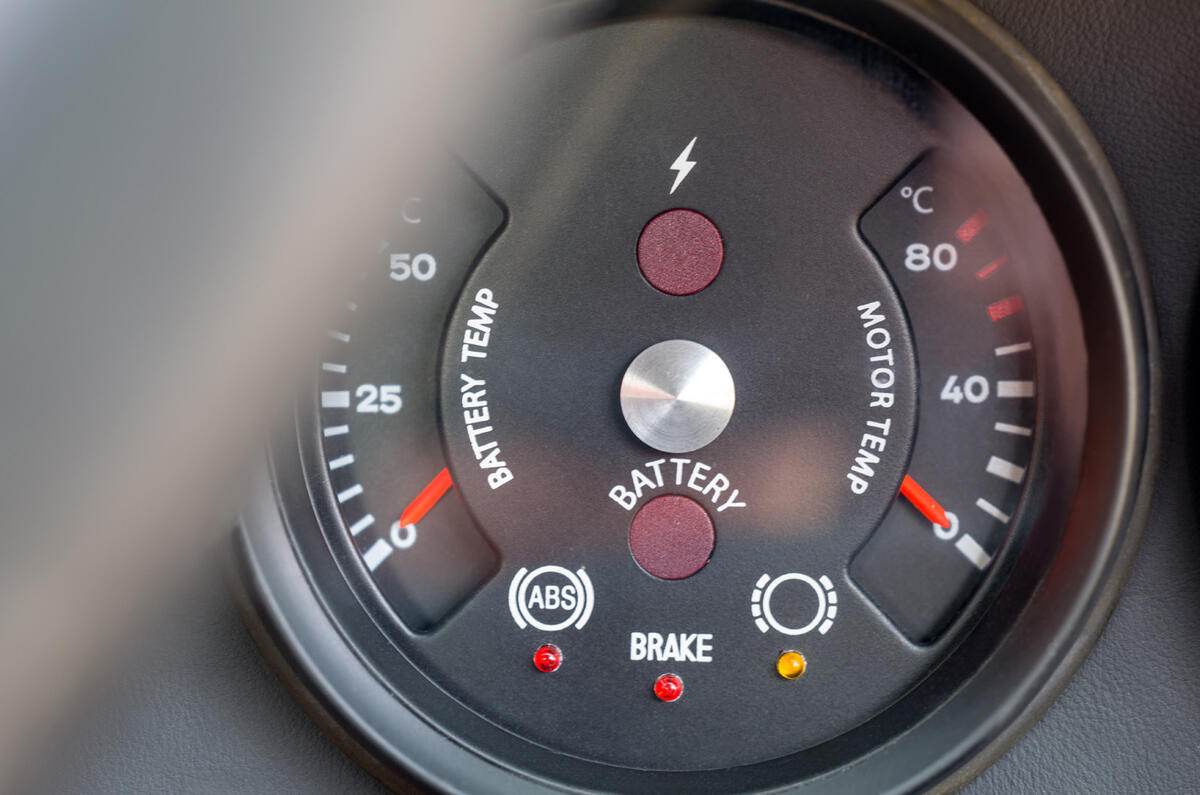 10 Everrati interior 