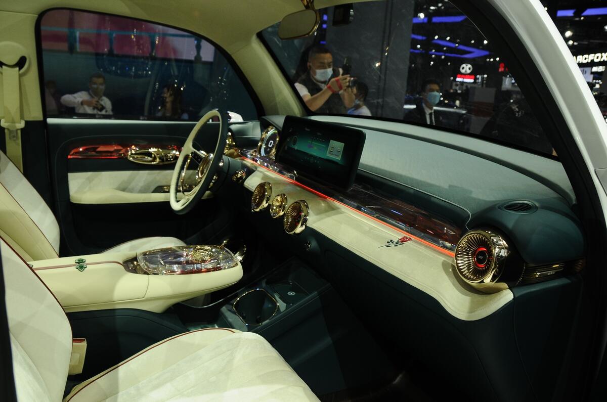 10 Shanghai   ORA Punk Cat interior