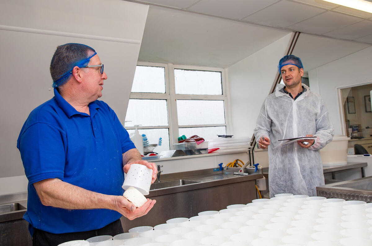 Beamer and basket Beamer and basket