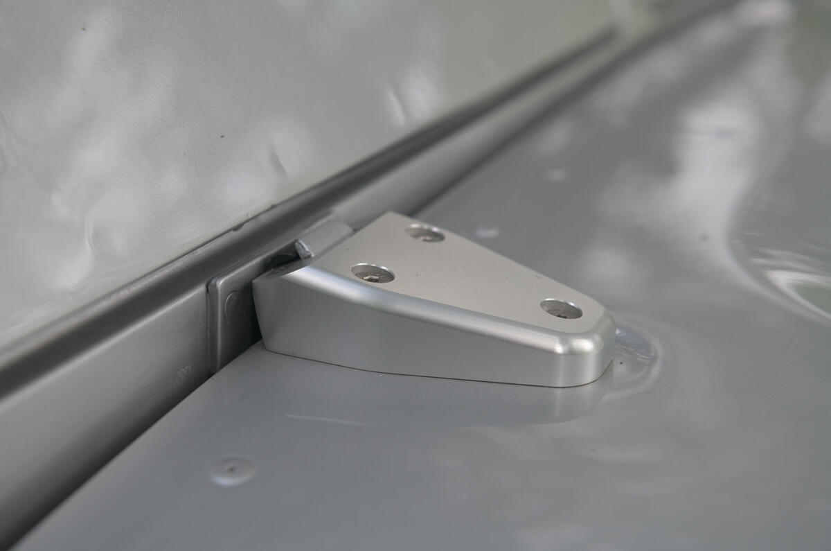 Defender hearse conversion - hinge