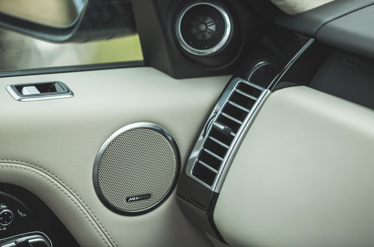 12 LUC Bentley Bentayga Range Rover 2021 0068 12 LUC Bentley Bentayga Range Rover 2021 0068