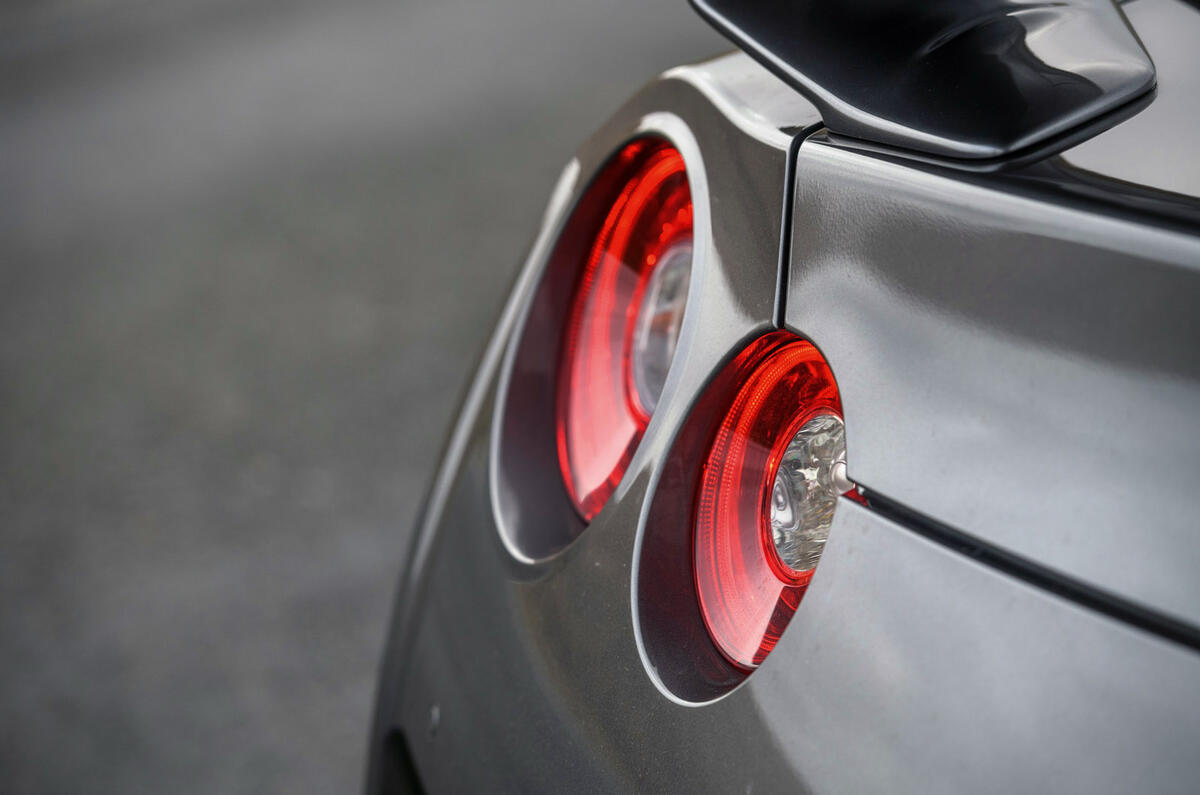 Nissan GT-R 2017 - headlights