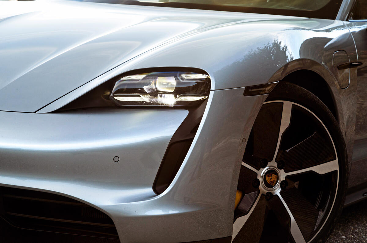 Porsche Taycan Turbo S - stationary wheel