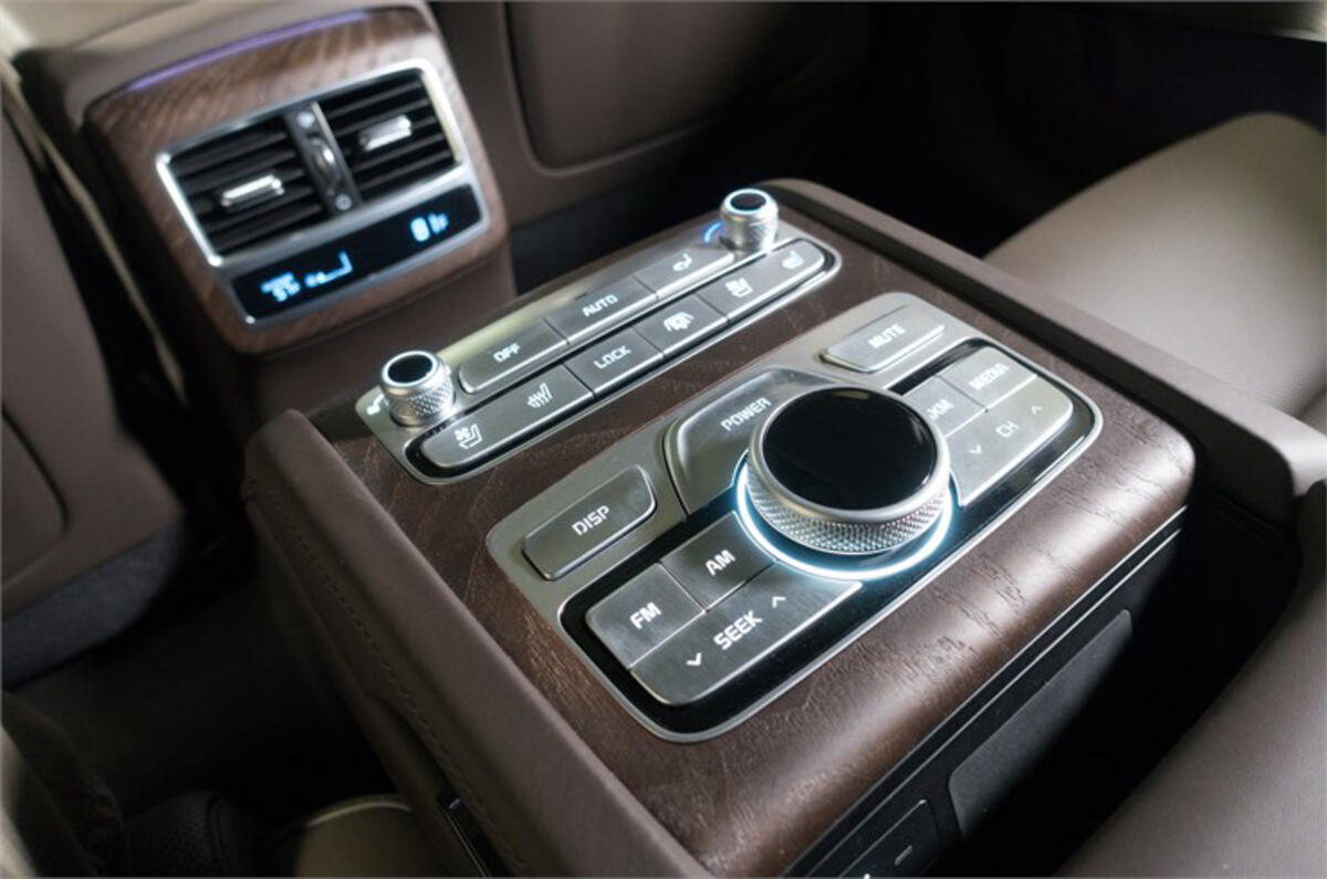 New Kia K900 US flagship demonstrates brand’s future tech