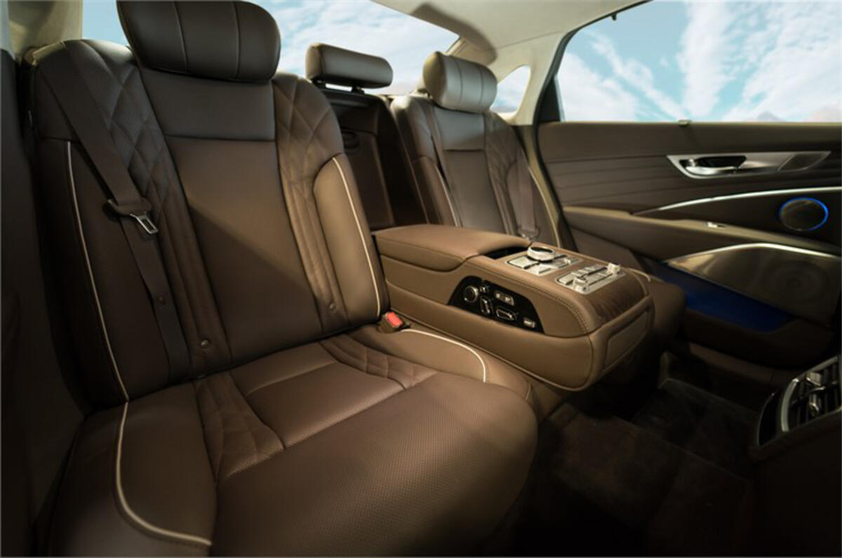 New Kia K900 US flagship demonstrates brand’s future tech