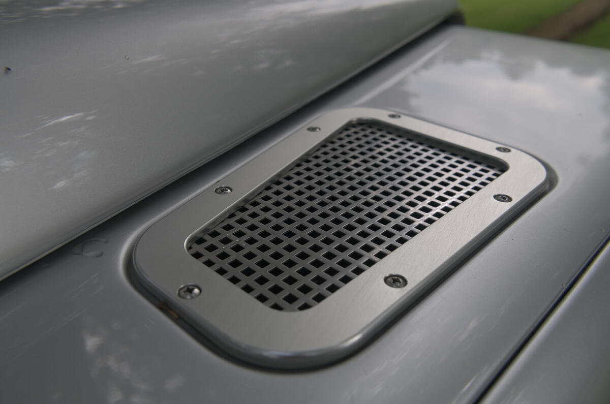 Defender hearse conversion - air intake