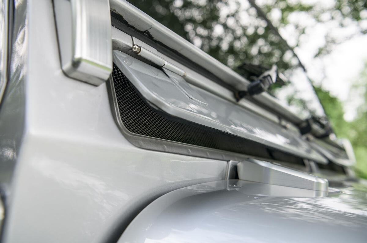 Defender hearse conversion - vents