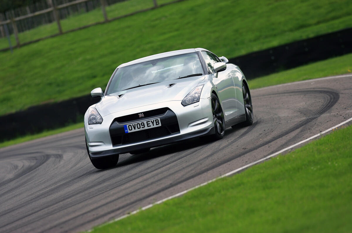 Nissan GT-R 2009 - tracking front