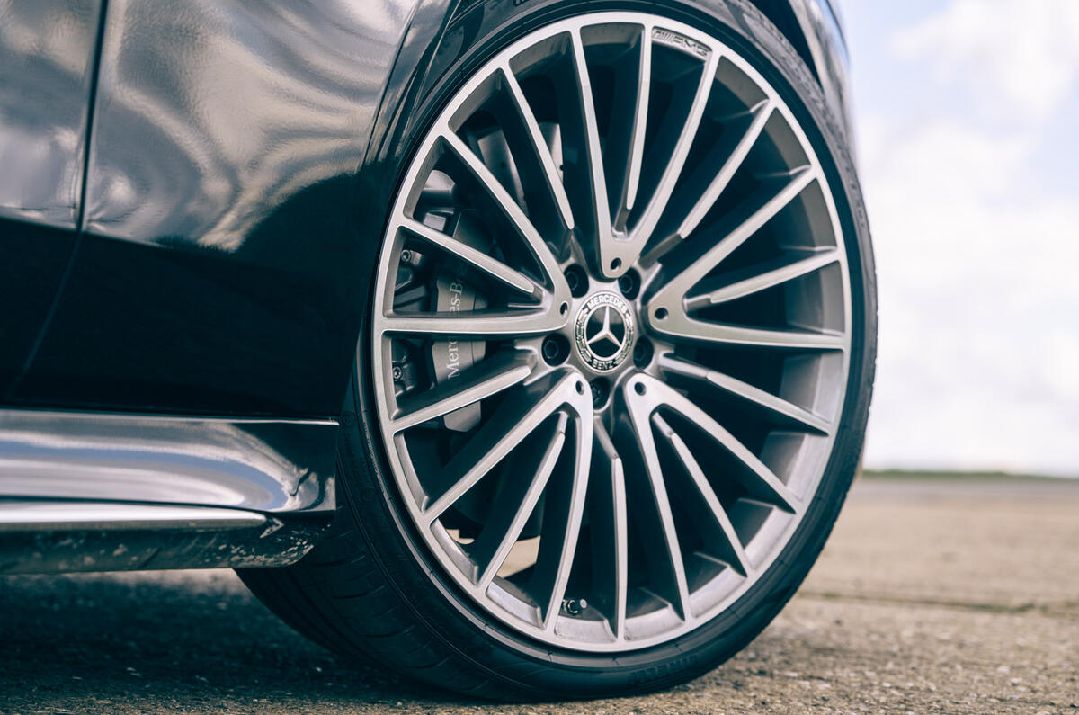 14 olg Flying Spur vs Mercedes Benz S400d 4matic 2021 3844